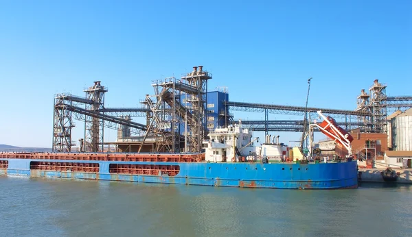 Huge cargo ship at port — Stock Photo, Image