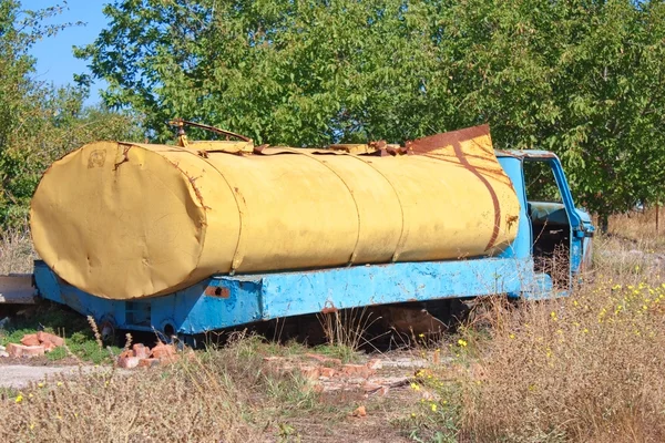 Verweerde antieke vrachtwagen — Stockfoto