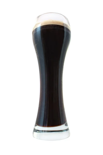 Стакан тёмного эля или крепкого пива, изолированного на белом — стоковое фото