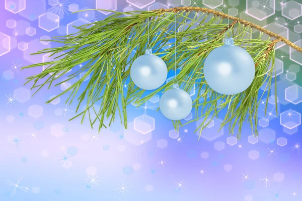 Decoratie ballen op pine tak, mooie achtergrond — Stockfoto