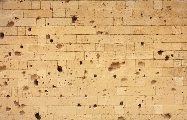 损坏的砖墙，带纹理的背景 — 图库照片
