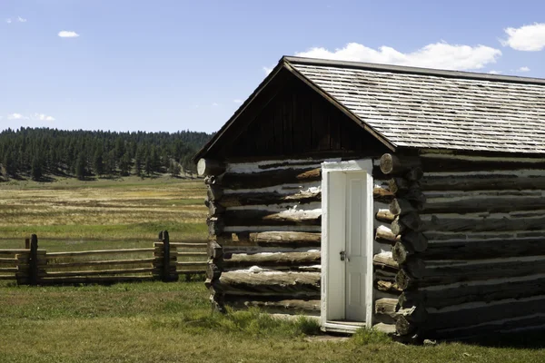 Cabaña de madera rústica en la granja —  Fotos de Stock