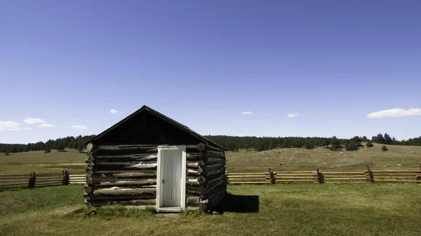 ファーム上の素朴な丸太小屋 — ストック写真