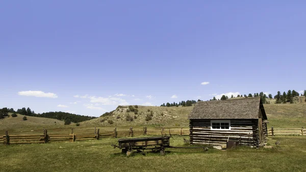Cabaña de madera rústica en la granja — Foto de Stock