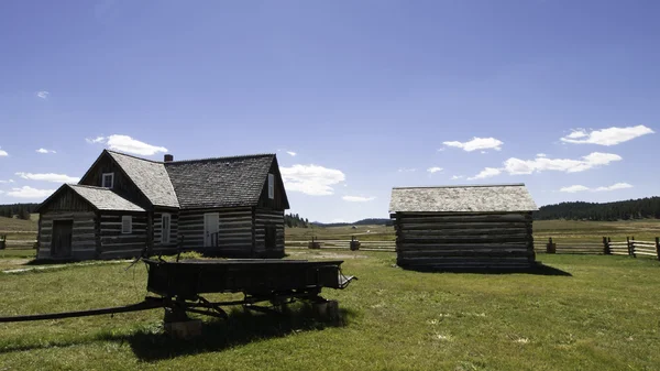 Cabaña de madera rústica en la granja — Foto de Stock