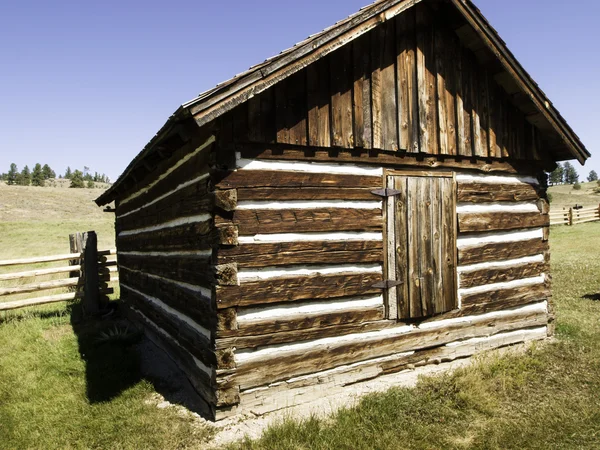 ファーム上の素朴な丸太小屋 — ストック写真