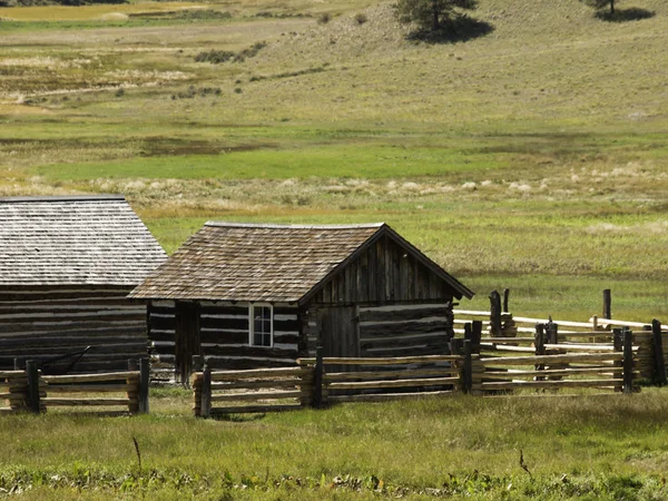 Rustic log cabin on the farm — Stock Photo, Image