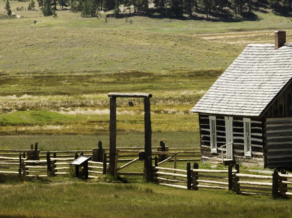 Rustikale Blockhütte auf dem Bauernhof — Stockfoto