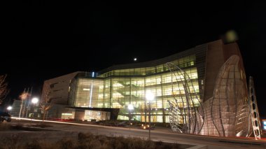 Geceleri ofis binası