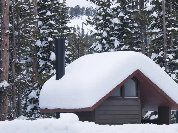 在雪中的小木屋 — 图库照片