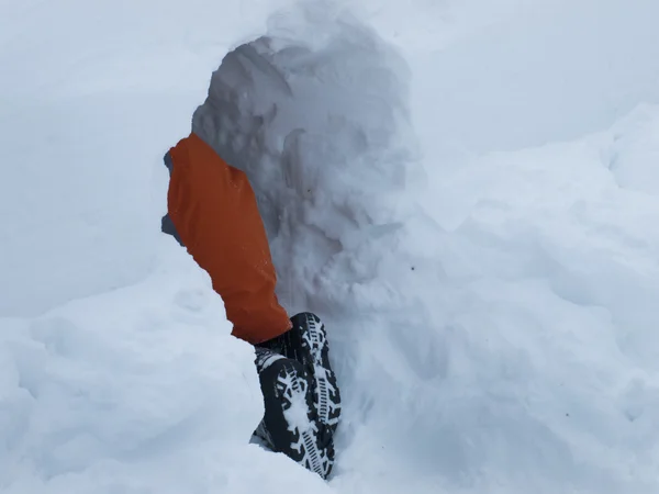 Garçon jouant dans la neige — Photo