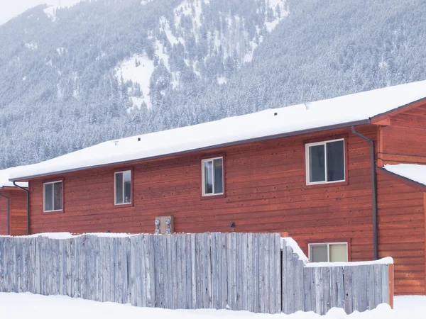 Edificio de apartamentos en nieve —  Fotos de Stock