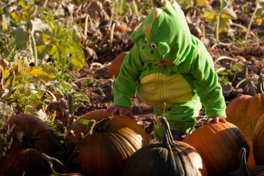 yürümeye başlayan çocuk halloween kılık
