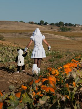 yürümeye başlayan çocuk halloween kılık