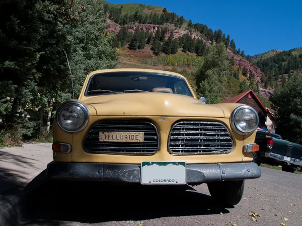 Viejo coche amarillo — Foto de Stock