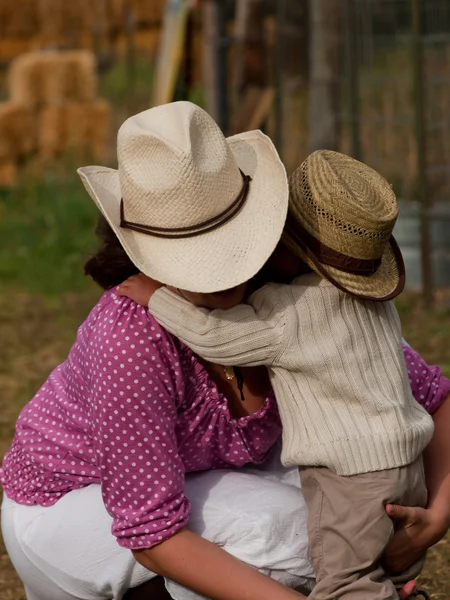 Toddler la fermă — Fotografie, imagine de stoc