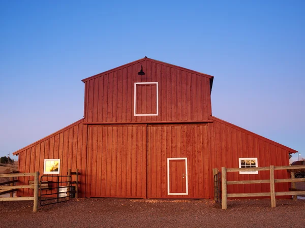 Antiguo granero rojo — Foto de Stock