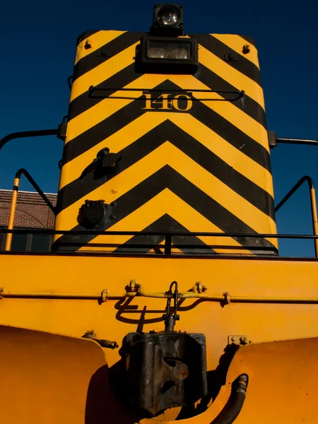 Желтый локомотив — стоковое фото