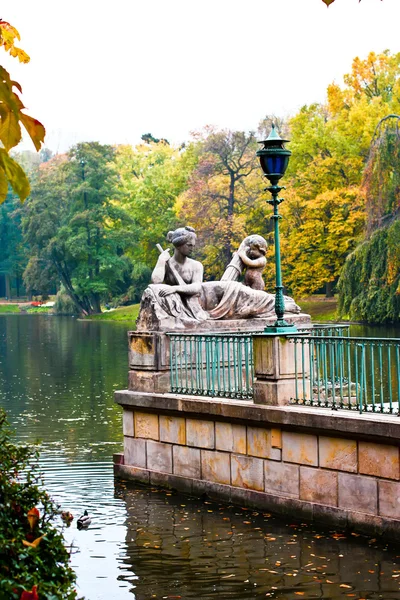 Warschau. Polen. Lazienki park (park lazienkowski). — Stockfoto