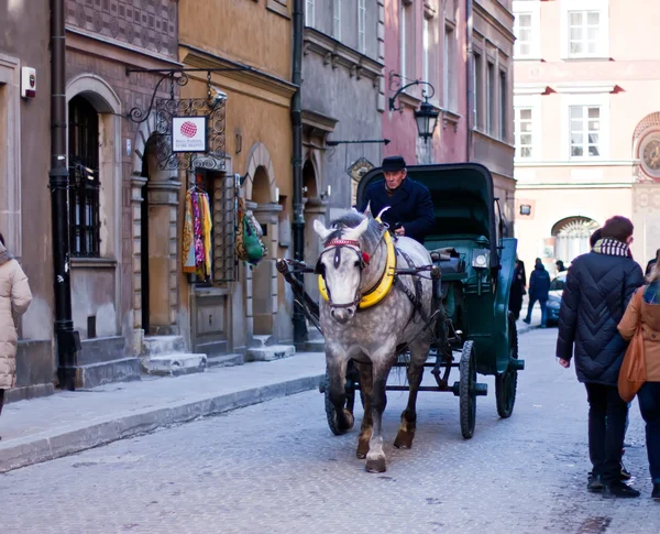 马和车中的旧城。华沙。波兰 — 图库照片