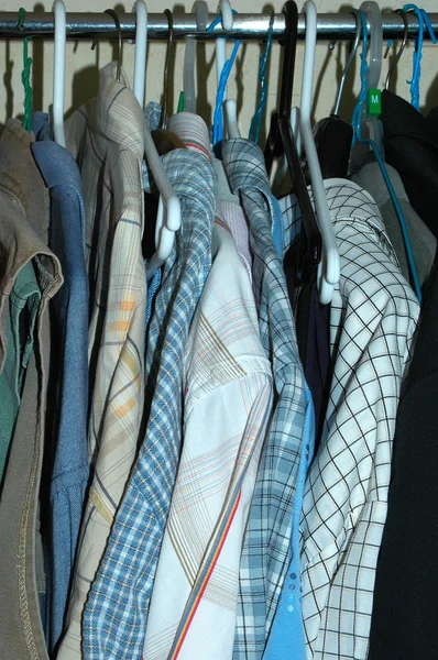Koszule w szafie — Zdjęcie stockowe