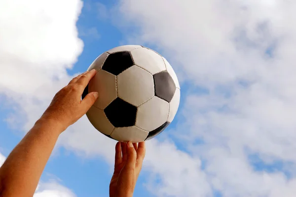 Fotbalový míč v rukou — Stock fotografie