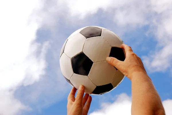 Manos de fútbol con fútbol —  Fotos de Stock