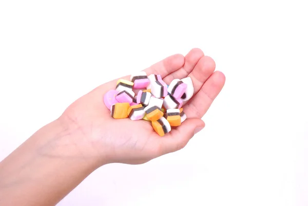 Детская рука с конфетами — стоковое фото