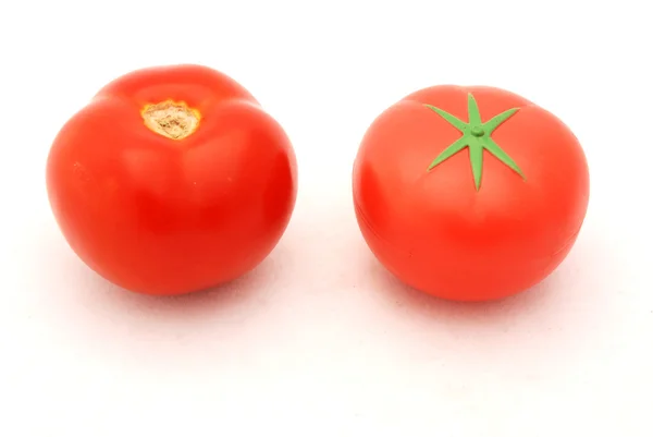 Echte und falsche Tomaten — Stockfoto