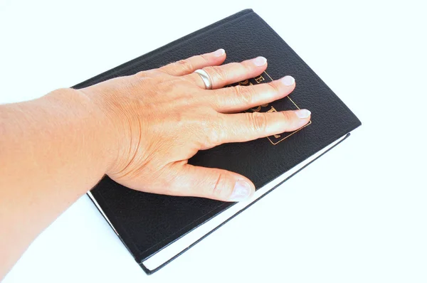 Mão fazendo um juramento sobre a Bíblia — Fotografia de Stock