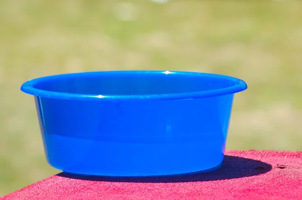 Blue water bowl outside — Stock Photo, Image