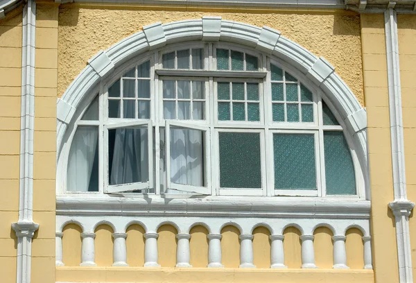 아름 다운 창 열기 — 스톡 사진