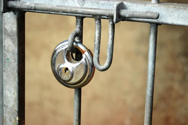 Κλειδώματος στο πύλη — Φωτογραφία Αρχείου