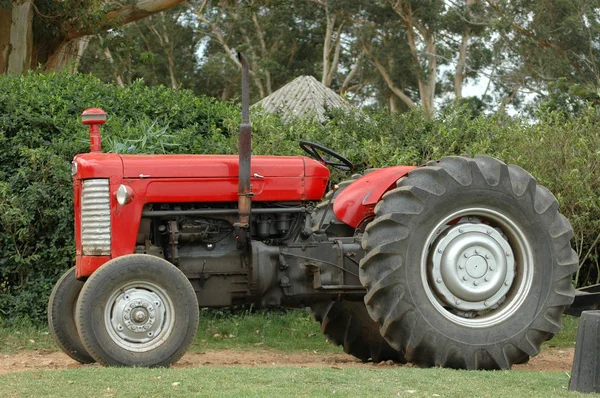 Traktor v červené barvě — Stock fotografie