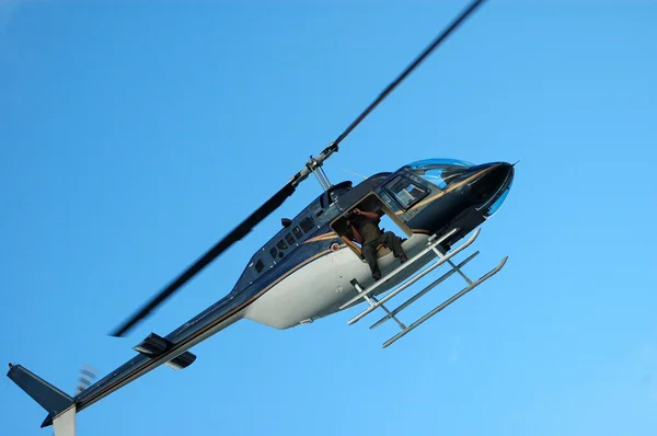 Helicóptero no céu — Fotografia de Stock