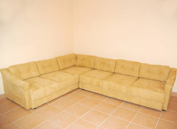 Couch im leeren Raum — Stockfoto