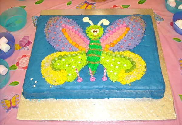 Торт в честь дня рождения бабочки для детей — стоковое фото