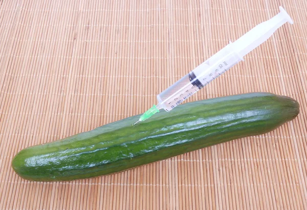 用注射器注入的黄瓜 — 图库照片