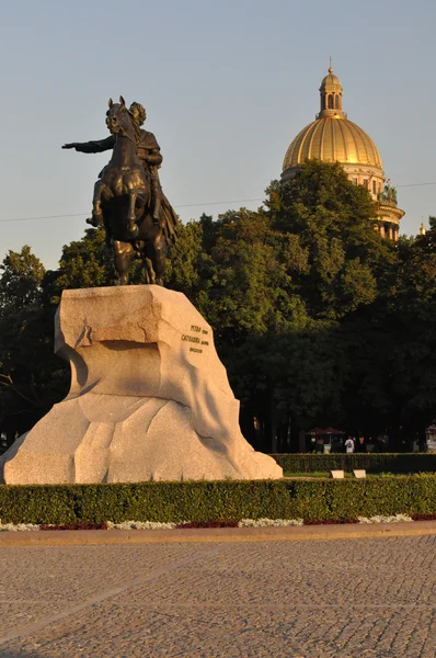 Le Cavalier de cuivre contre la cathédrale Isaakievsky — Photo