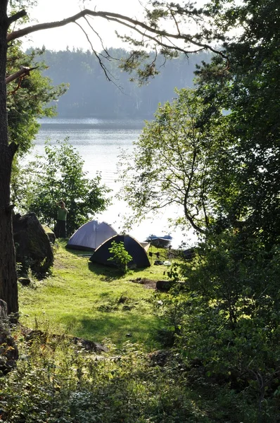 Лагерь у реки в Приозерске — стоковое фото