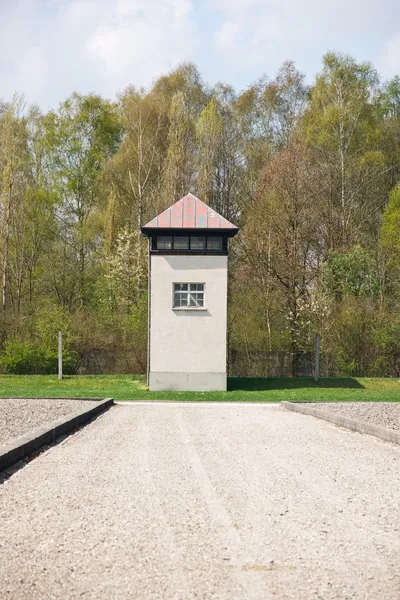 ダッハウ強制収容所の境界上の時計塔 — ストック写真