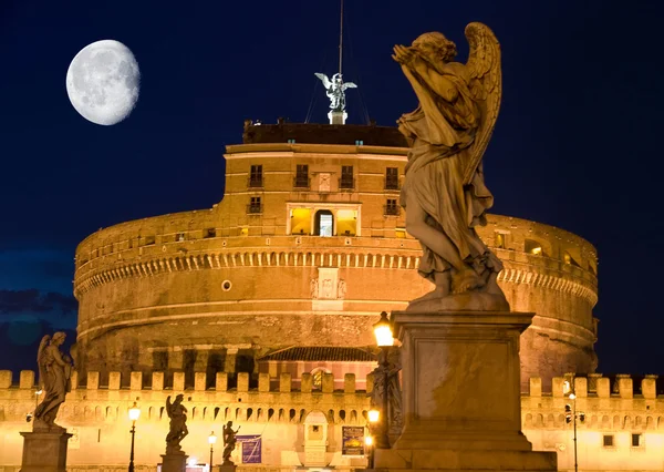 Luna sobre la fortaleza de San Angelo en Roma — Foto de Stock
