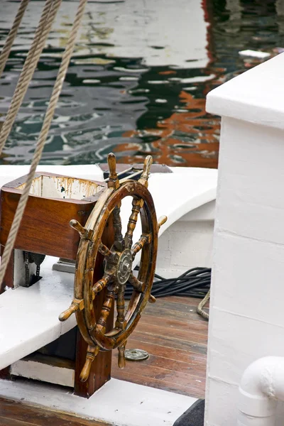 Старое деревянное колесо корабля — стоковое фото