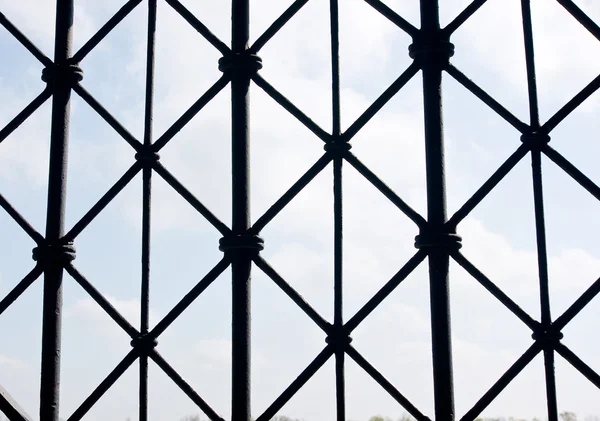 A silhouette of the gates to concentration camps on a sky backgr — Stock Photo, Image