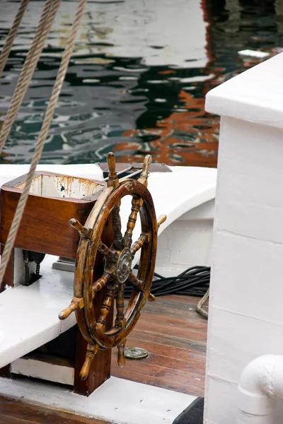 Vieja rueda de madera del barco — Foto de Stock