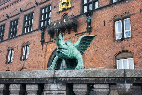 Статуя за межами мерії в Копенгагені — стокове фото