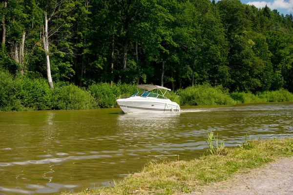 Motorbåt på Göta kanal — Stockfoto