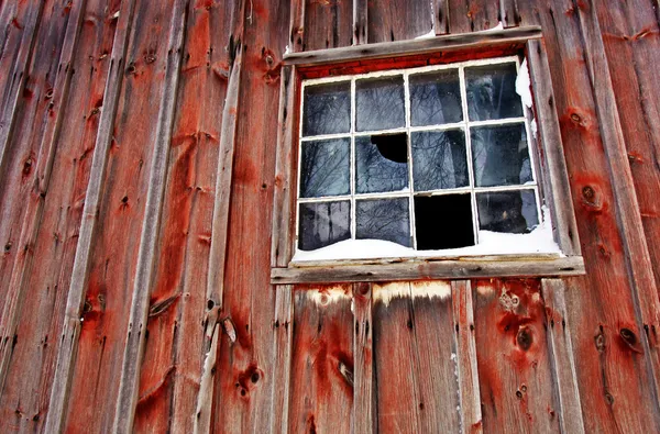 Um pequeno galpão de madeira com janela — Fotografia de Stock