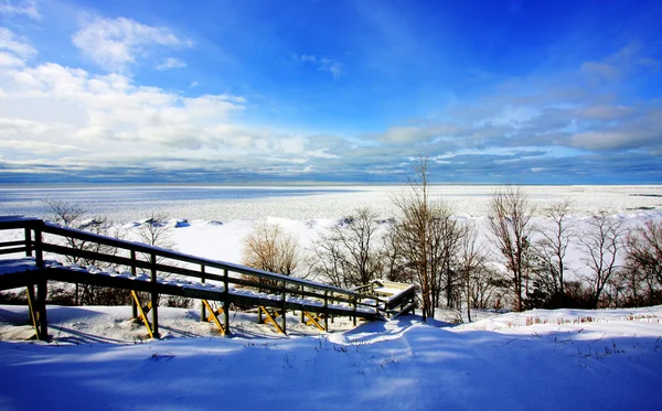 Scène d'hiver à un lac — Photo
