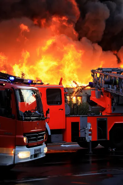 Fogo em chamas na cidade — Fotografia de Stock